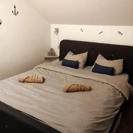 Pine Tree Dalmatia Apartman *