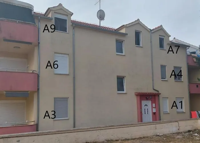 Pine Tree Dalmatia Apartamento Srima